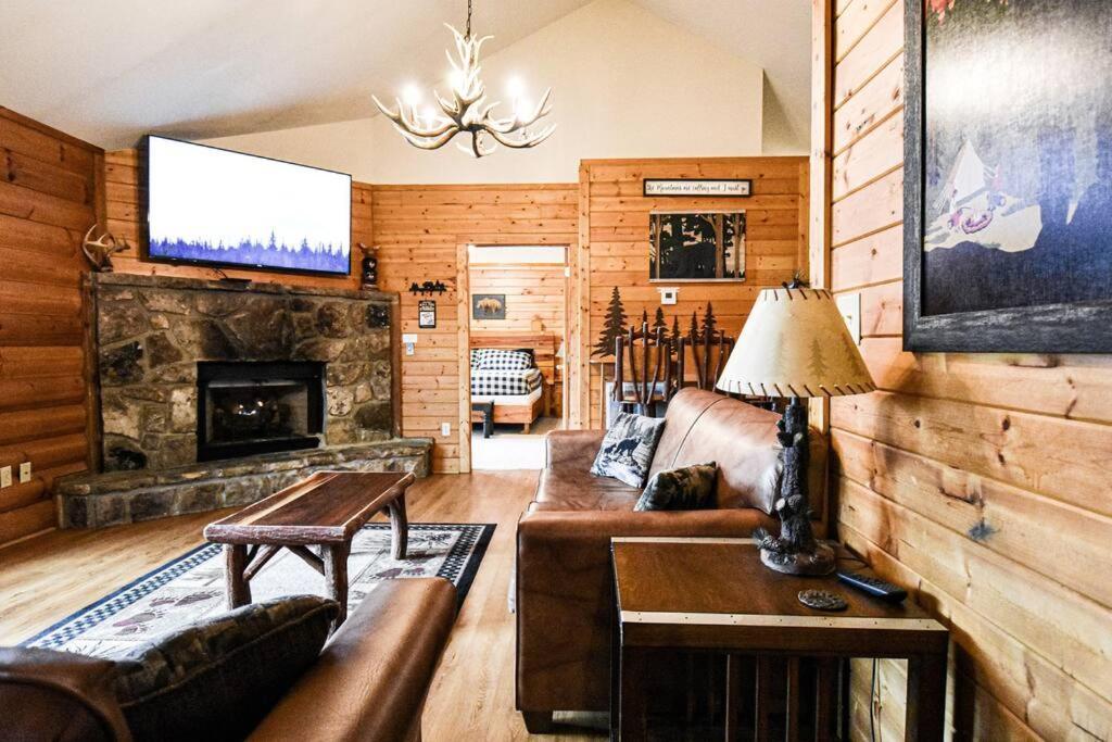 Four Private Suites - Hot Tub - Arcade - Fast Wi-Fi - One Minute To Parkway Fun Pigeon Forge Bagian luar foto