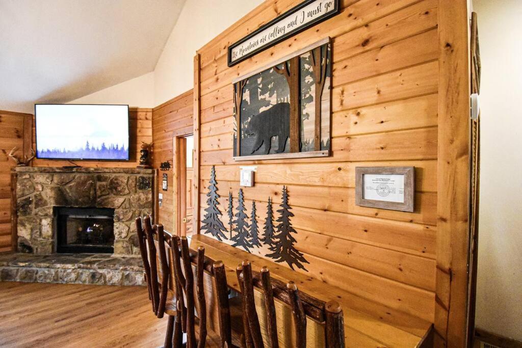 Four Private Suites - Hot Tub - Arcade - Fast Wi-Fi - One Minute To Parkway Fun Pigeon Forge Bagian luar foto