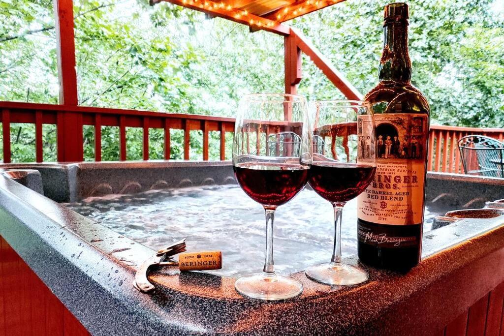 Four Private Suites - Hot Tub - Arcade - Fast Wi-Fi - One Minute To Parkway Fun Pigeon Forge Bagian luar foto