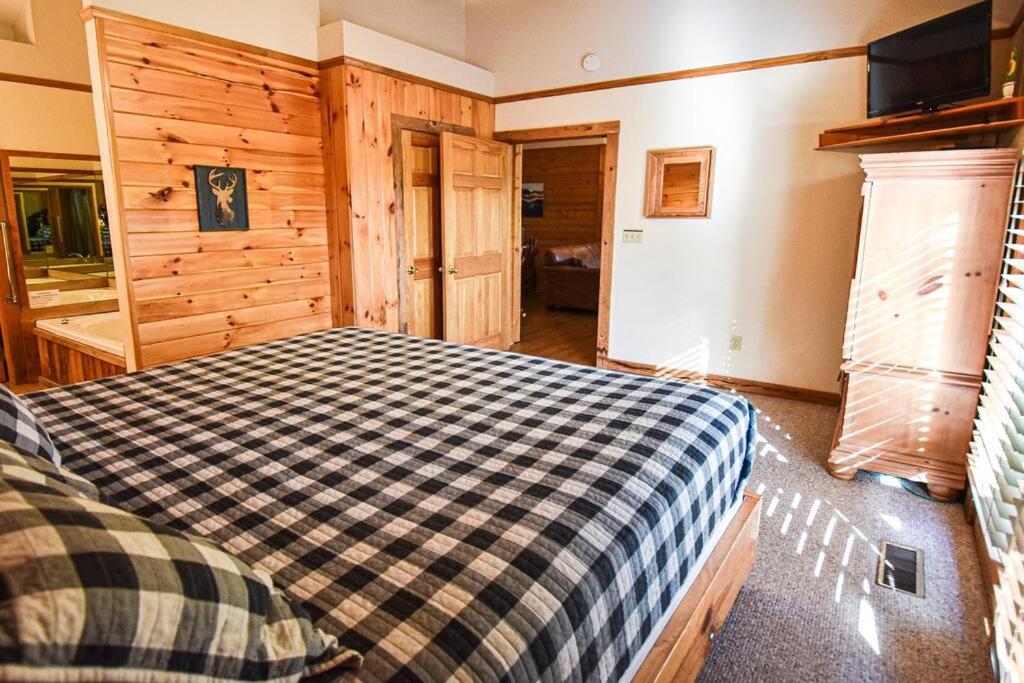 Four Private Suites - Hot Tub - Arcade - Fast Wi-Fi - One Minute To Parkway Fun Pigeon Forge Bagian luar foto