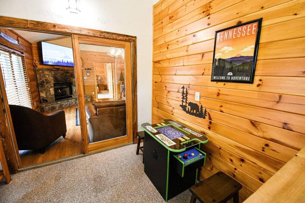 Four Private Suites - Hot Tub - Arcade - Fast Wi-Fi - One Minute To Parkway Fun Pigeon Forge Bagian luar foto