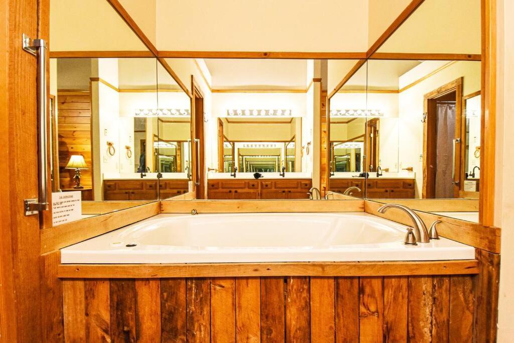 Four Private Suites - Hot Tub - Arcade - Fast Wi-Fi - One Minute To Parkway Fun Pigeon Forge Bagian luar foto