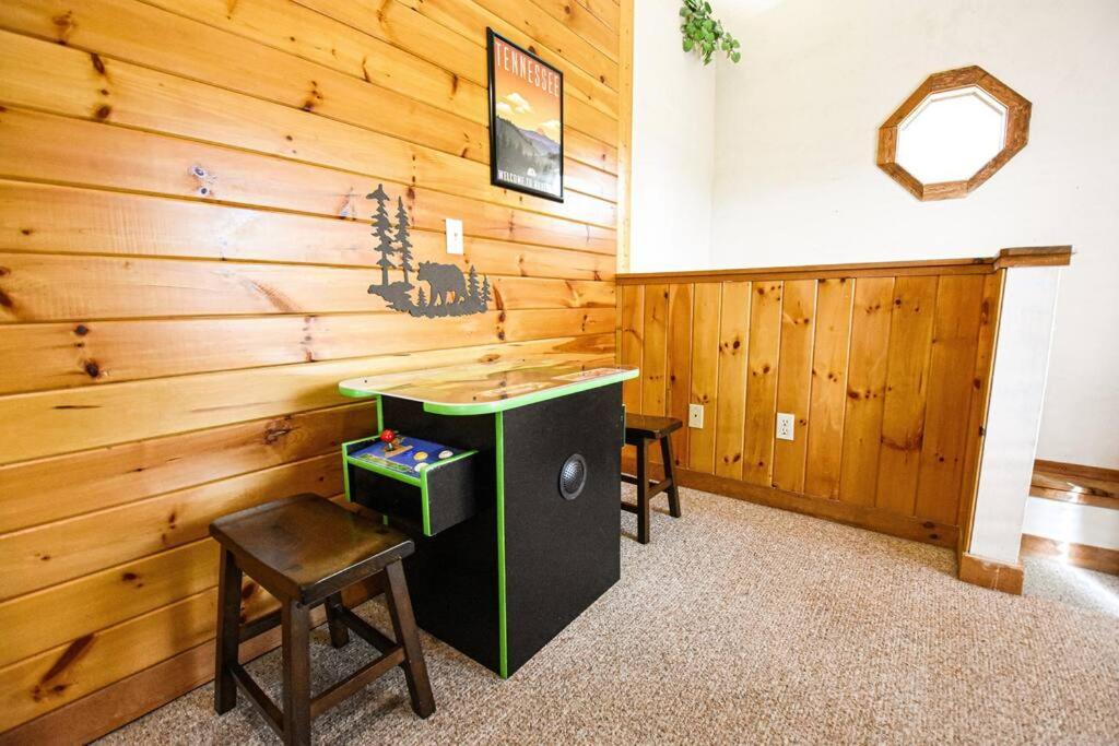 Four Private Suites - Hot Tub - Arcade - Fast Wi-Fi - One Minute To Parkway Fun Pigeon Forge Bagian luar foto