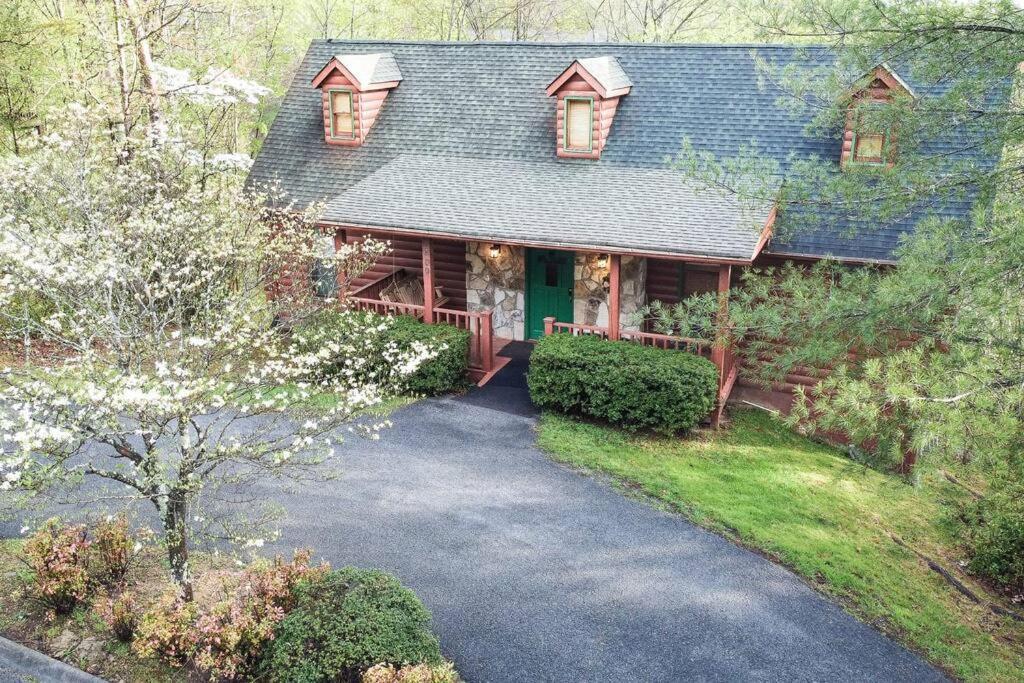 Four Private Suites - Hot Tub - Arcade - Fast Wi-Fi - One Minute To Parkway Fun Pigeon Forge Bagian luar foto