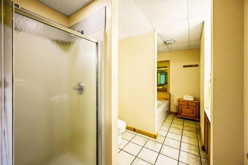 Four Private Suites - Hot Tub - Arcade - Fast Wi-Fi - One Minute To Parkway Fun Pigeon Forge Bagian luar foto