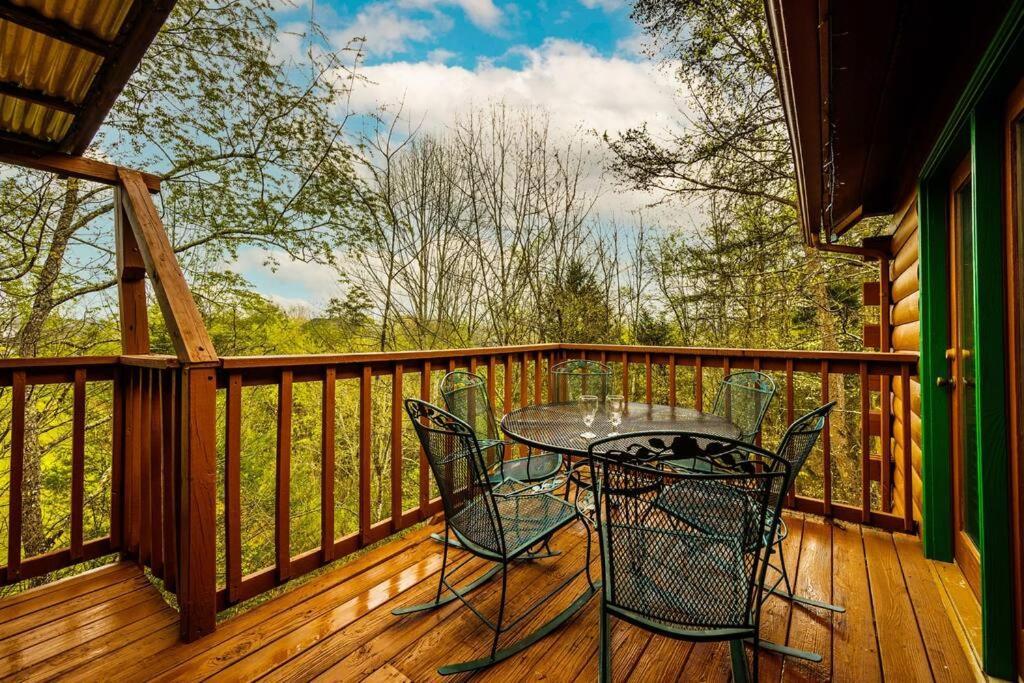 Four Private Suites - Hot Tub - Arcade - Fast Wi-Fi - One Minute To Parkway Fun Pigeon Forge Bagian luar foto